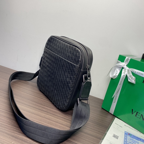 ボッテガヴェネタバッグ背面デザイン